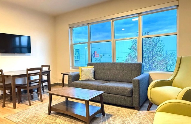 Your Remarkable 2 Bed Travel Apartment Near Riverpark Square Mall