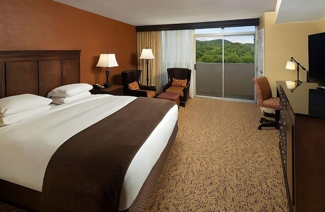 Your Stylish Gatlinburg Getaway! Swimming Pool, Pets Allowed!