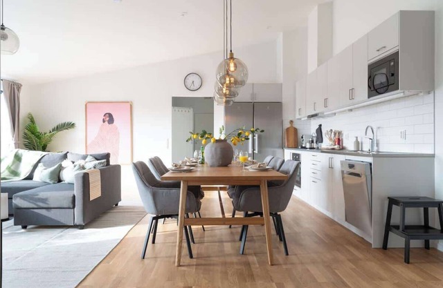 Youthful 3BR Flat w Balcony and Hobby Game Board