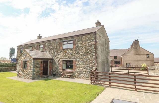 YR HEN STABL, family friendly, with open fire in Bontnewydd, Gwynedd