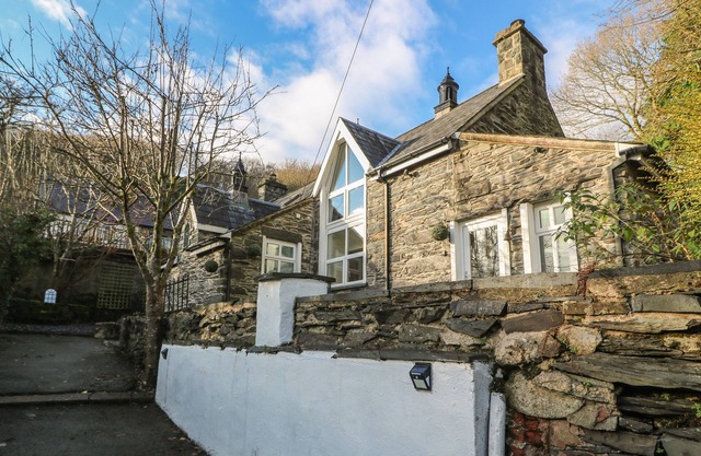 YR HEN YSGOL, THE OLD SCHOOL, family friendly in Prenteg