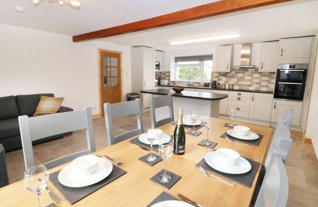 YSGUBOR FAWR, pet friendly, country holiday cottage in Llandwrog
