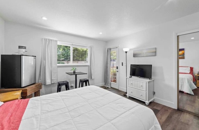 Yuba City Attached, Private Suite - back unit- Shared Pool, Backyard, Laundry