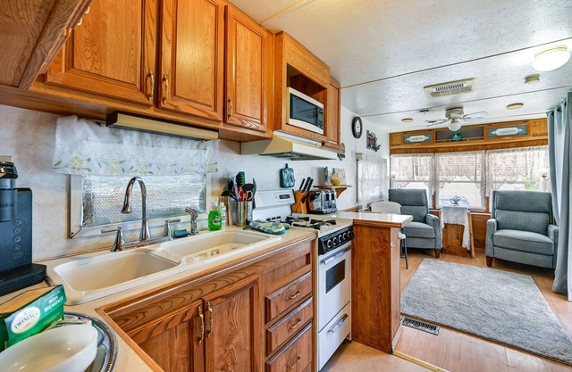 Yuma Getaway w/Pool Access, 5 Mi to Lutes Casino!