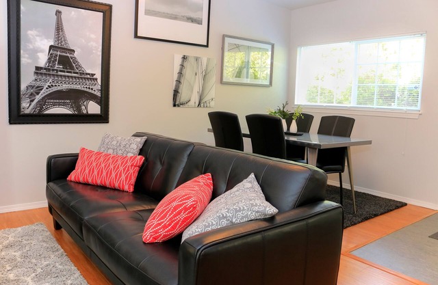 Zen Cottage in Close In NE Alberta Arts Area, Sleeps 2 Private and Sanitized!