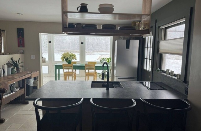 Zen Riverfront studio w/Spa steam shower, wood stove, SKI Catamount/Butternut