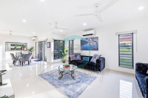 Zenhouse: Stylish Muirhead Home Near Park/Hospital