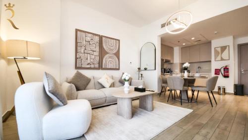 Zenith 1BR Retreat with Pool Access - Short Stroll to Yas Mall & Thrill Parks