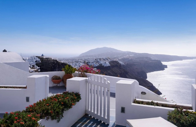 Zenith Blue Villas - Traditional Honeymoon Cave Suite with 2 Hot Tubs