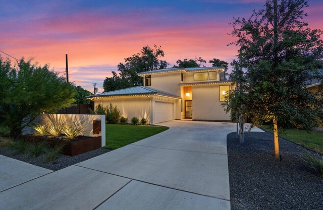 Zilker Poolside Retreat, EV charger & Walkable
