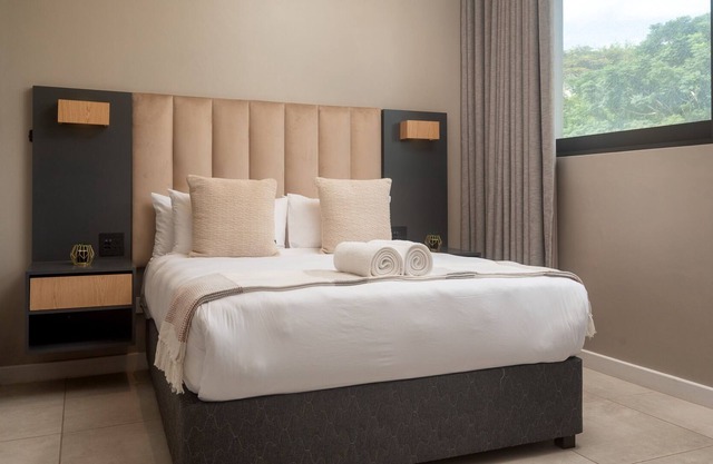 Zimbali Boulevard Suites with Pool , Aircon & Netflix