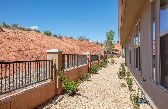 Zion Zen Family-Friendly Townhouse With Home Theater and Pool access