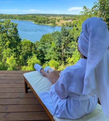 Zloty, a Skromny - ogrodzony domek z jacuzzi i widokiem na jezioro