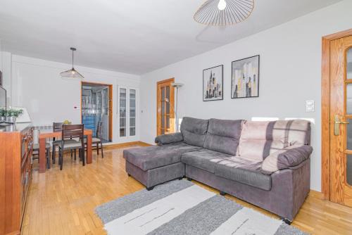 Angustias - Chana - Encina Apartment | Ático Trucha Retreat con Terraza