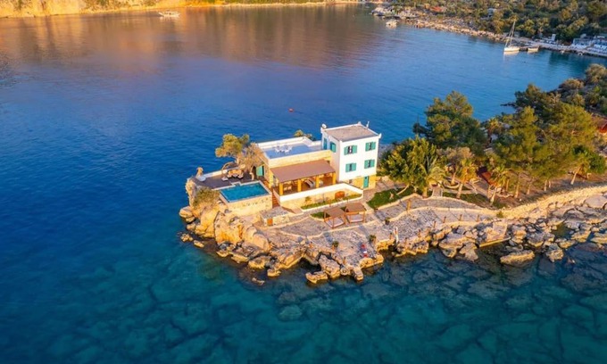 Kumluca Apartment | Üç tarafı denizli çevrili harika villa