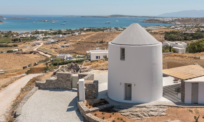 Naousa House | ōrigín The Cycladic windmill