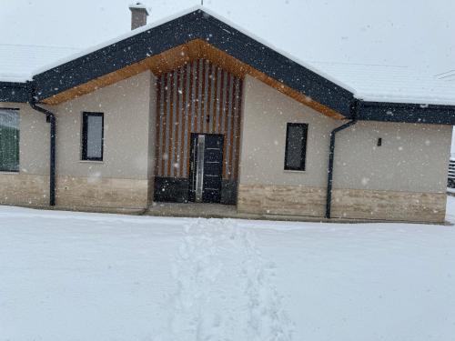 Samokov Apartment | Апартамент с двор Дива