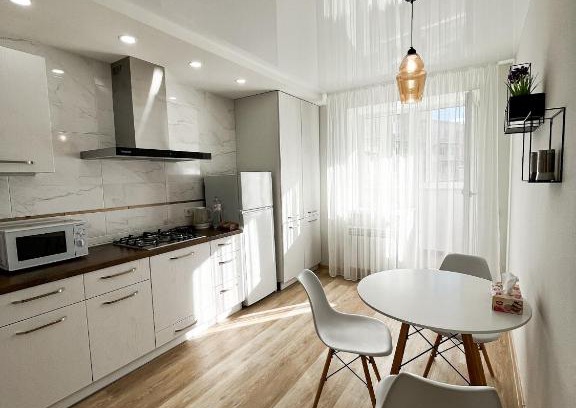 Sukhinovka Apartment | Світлі апартаменти в самому Центрі біля Корпусного парку - Мережа HELEN