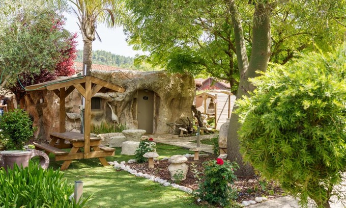 Hosen Cabin | בקתות אירוח המערות - מושב חוסן מרשת V CLUB