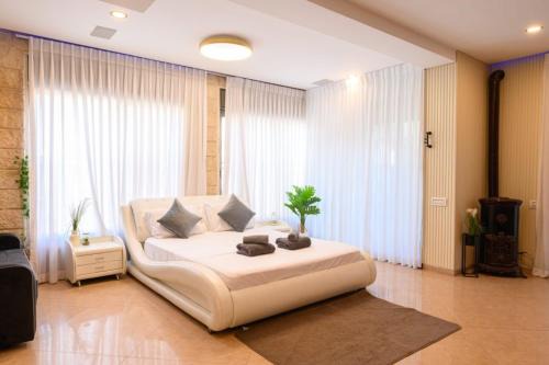 Tel Aviv Bed & Breakfast | גג החלומות - 4 סוויטות מהממות עם ג'קוזי ספא פרטי בתל אביב