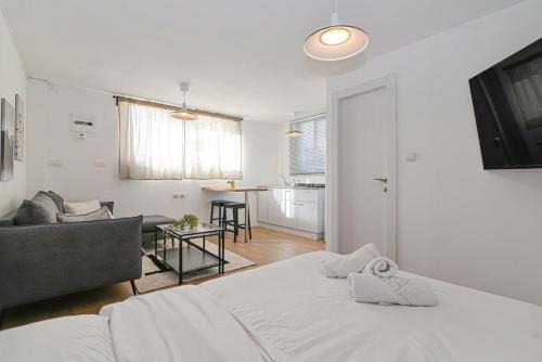 Hadera Apartment | הדירה בלבן פלאי
