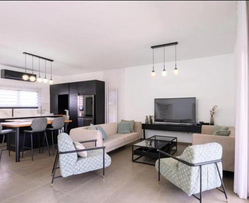 Tirat HaCarmel Villa | וילה האלה 555 אומן