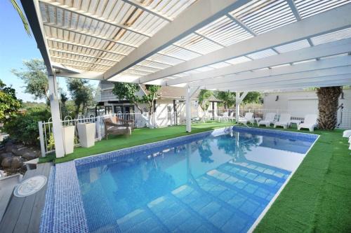 Yavne'el Bed & Breakfast | לוז כנרת של רשת לב הגולן - וילה ו-4 צימרים מושלמים עם בריכה משותפת ליד הכנרת