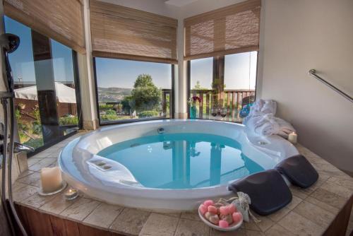 Tzuriel Bed & Breakfast | מרגנית בגליל - בקתות כפריות מקסימות עם ג'קוזי פרטי מול נוף משגע ובריכה גדולה במתחם - Wooden cabins with a private jacuzzi in front of a Galilean view and a big swimming pool in the complex