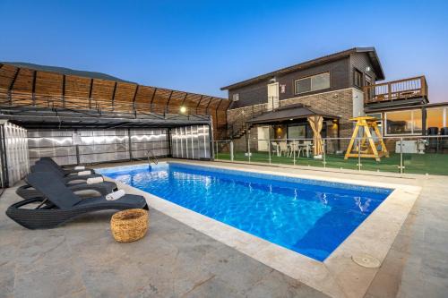 Rameh Bed & Breakfast | צימר בכפר - סוויטות ובקתות קסומות עם בריכה מחוממת ונוף מהמם