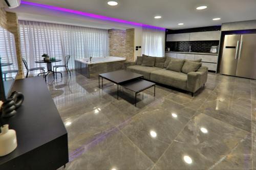 Haifa Apartment | שקיעה בים 75 - דירה מהממת עם ג'קוזי ספא ליד הים יש מקלט