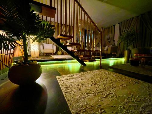 Al Duqqi Apartment | إقامة فاخره في دوبلكس مجهز راقي