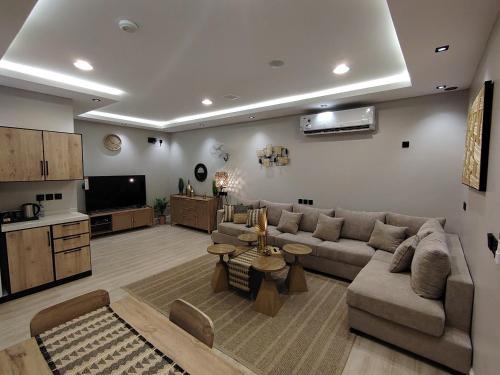 Al Mubarraz Ski Chalet | شاليه جريين اوايسس بمسبح وغرفة نوم واحده وصاله وجلسه خارجيه