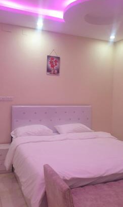 Tabuk Apartment | شقة بنظام فندقي بعقار سكني عائلي بغرفتين نوم ومجلس دور أرضي مخدوم غرفة نوم رئيسه بسرير كبير حمام خاص وغرفة نوم ثانية ب 3 اسرة مفردة وبحمام مستقل و مطبخ مجهز و مجلس و مدخل مستقل الارخص بالنظام الفندقي الخاص
