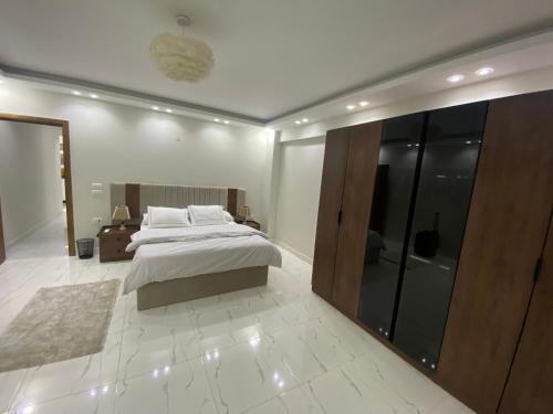 Al Duqqi Apartment | شقه فندقيه حديثه فرش جديد بالمهندسين للإيجار