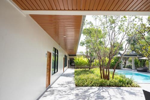 Pak Khat Hotel | กว้างคูณยาวคาเฟ่โรงแรม & พูลวิลล่า