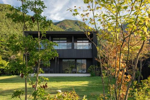 Fujikawaguchiko House | 全室から富士を望み 広い庭で憩う別荘