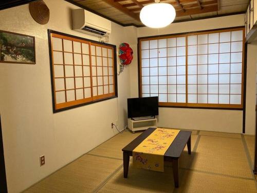 Makishi House | 国際通りの宿 てぃーら