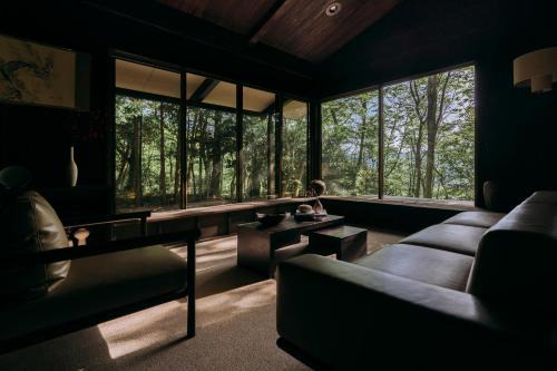 Hakone Villa | 高台の森に佇むモダニズム建築 露天風呂 サウナ 檜風呂 ENN hakone