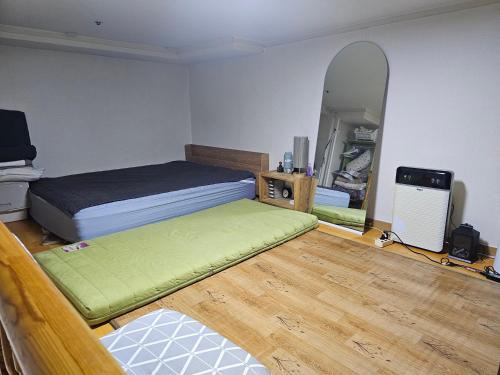 Oryu-dong Apartment | 완전 2층 룸 2m 3인 가능여의도20분강남30분가산디지탈10분고척돔5분 거실 주방 침실