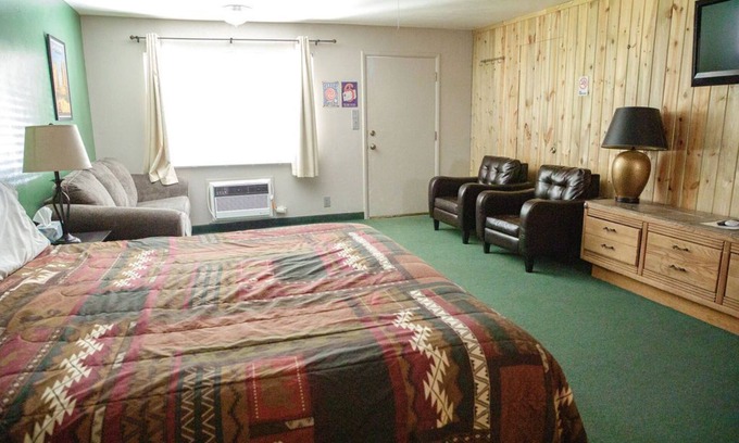 Sevier Apartment | 0132) Candy Suite 132