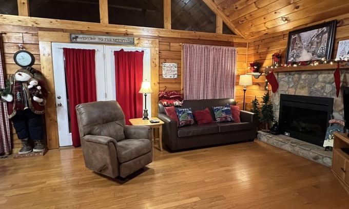 Gatlinburg - Pigeon Forge Cabin | 1/2 mile to PKWY 2 B/2BA + Bunk Beds Wifi Baby High Chair and Porta Crib