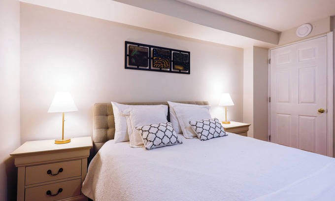 Mississauga House | 1,200sq.ft comfy & clean home with luxury bedding.Sleep as a king!