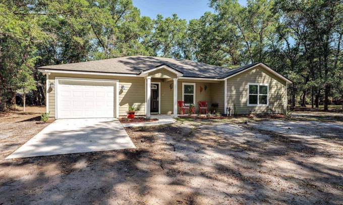 Lakeside House | 1 Acre |Dogs Ok |Firepit |Level 2 EV Charger |Book Moody Woods Next Door for More
