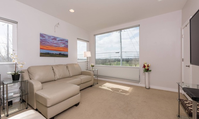 Hancock Apartment | 1 bed 1 bath modern flat right in Central Austin