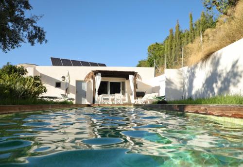 El Valle House | 1 Bed Cottage - Sleeps 2 - Pool - Parking - Wifi