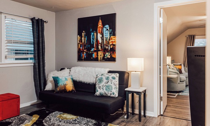 People's Freeway Apartment | 1 Bed/Downtown Apt/Free Parking/Kitchen/Workspace