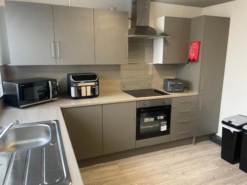 Wingate House | 1 Bed Flat with King or Twin Beds, Sofa Bed, Work space, Dining and SMART TV with Free Wifi Throughout!