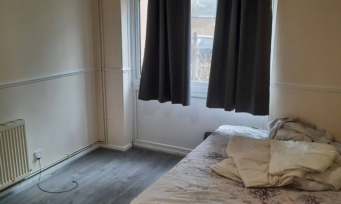 Southbury House | 1 bedroom spacious and cozy. Enfield, Lincoln Rd, North London.Next to cineworld