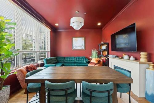 Near West Side Apartment | 1 Free Parking Gym Balcony Sleeps 12