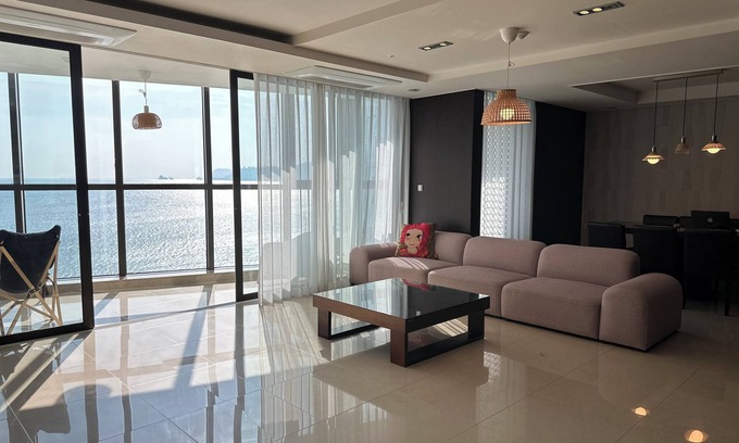 Haeundae Apartment | 1-Minute from Haeundae: Luxury 70-Pyeong House with Stunning Ocean Views